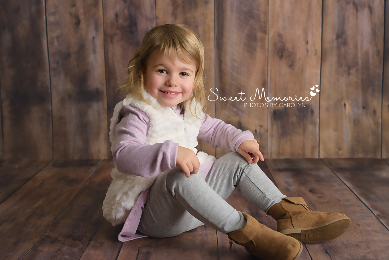 smiling girl sitting on wood backdrop in Quakertown | Sweet Memories Photos by Carolyn